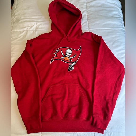 Men’s Medium Fanatics Red Tampa Bay Buccaneers Pullover Hoodie With Front Pocket - Picture 1 of 3